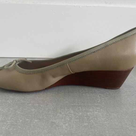 NWT Tory Burch Wedge Chelsea, Taupe color, leather, Women, Size 10 - Picture 5 of 6